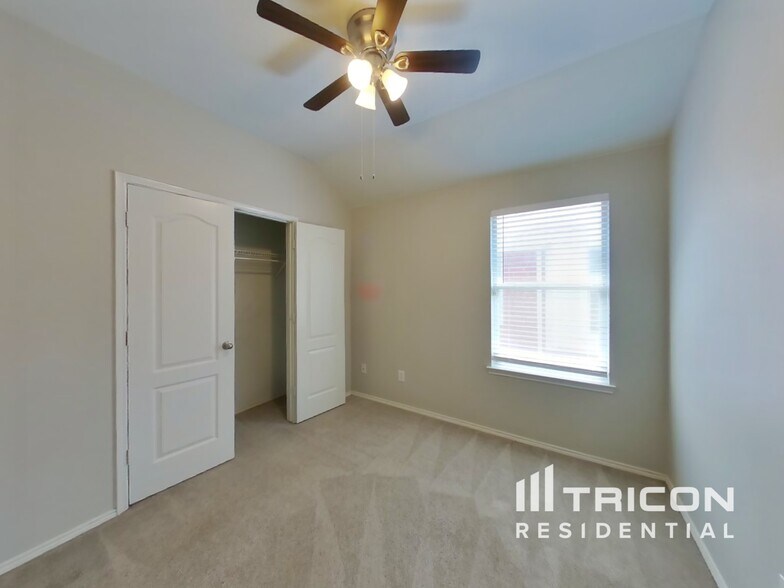 Building Photo - 2544 Taos Dr