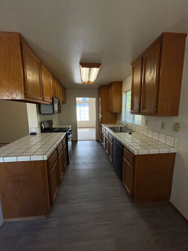 Building Photo - 4BR | 2BA | 1800SF | 2 Car Garage | Availa...