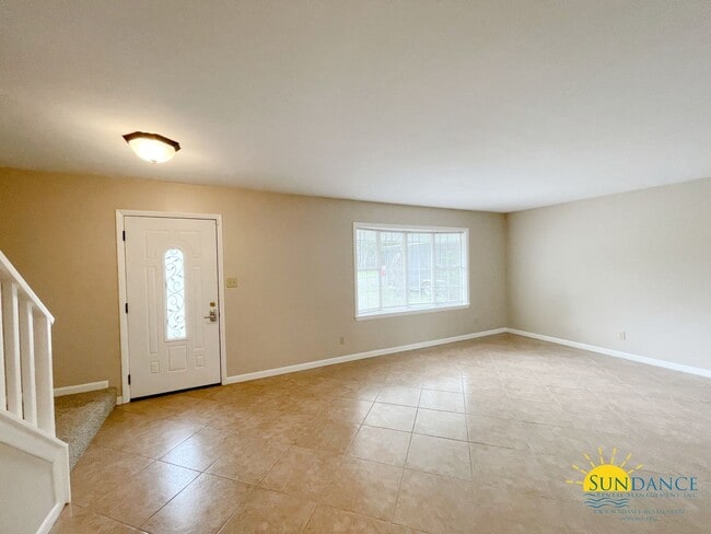 Building Photo - Beautiful 3 Bedroom Townhouse Close to Both Bases!