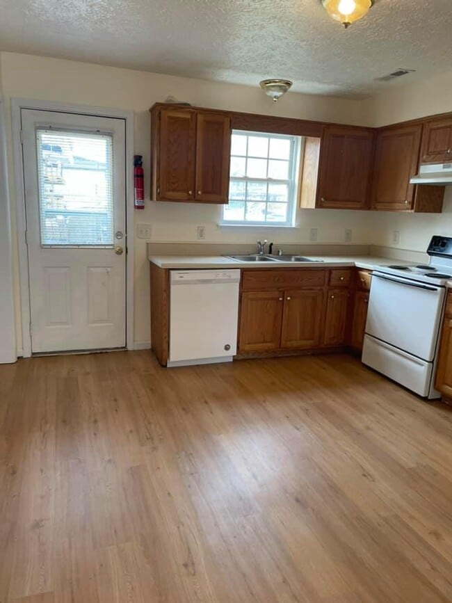 Building Photo - 805 Mark St