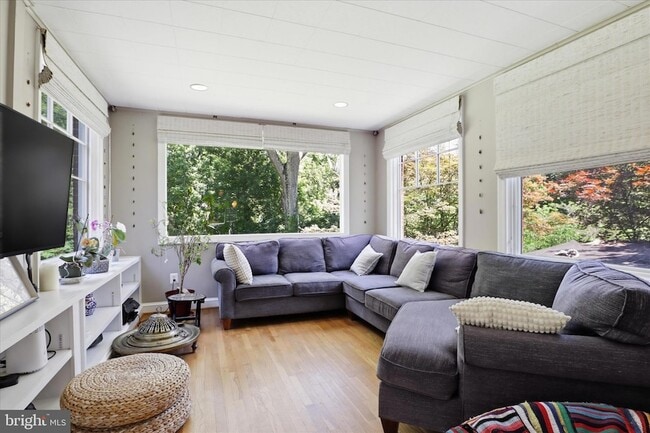 Building Photo - 3221 Coquelin Terrace