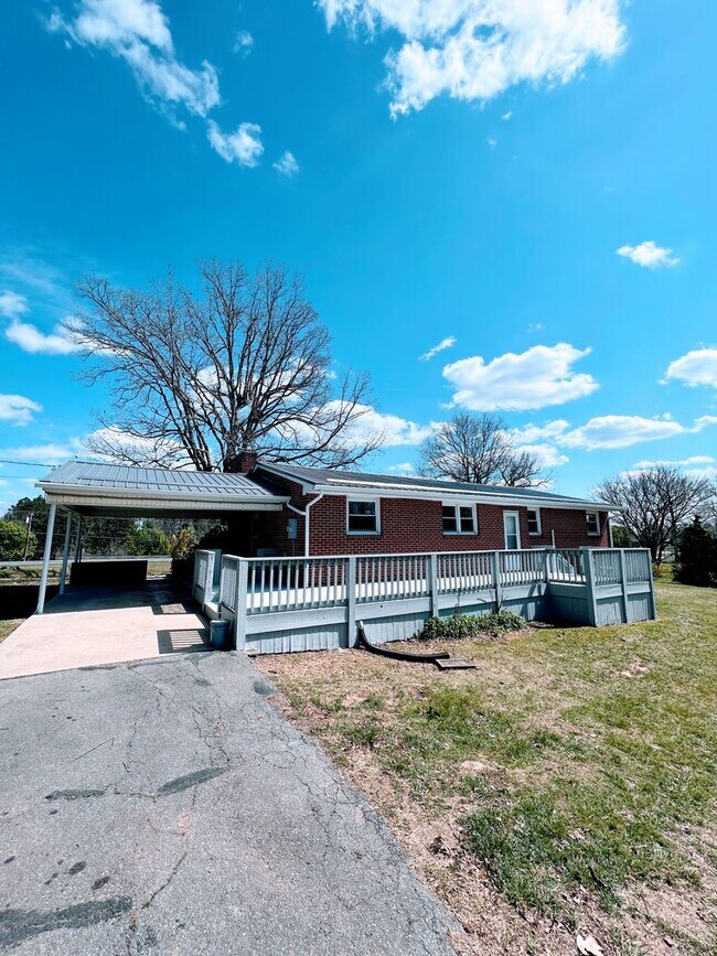 Building Photo - 4 Bedroom Home in Campbell County