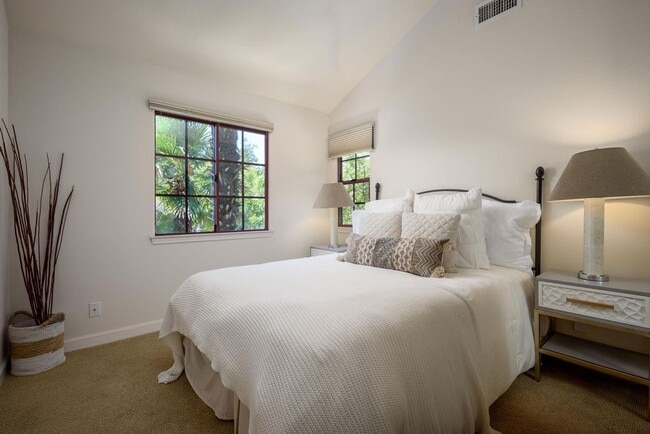 Building Photo - Great Location 3 bdrm townhome