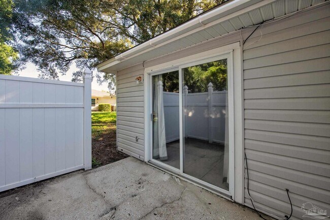 Building Photo - 1555 Green Briar Pkwy