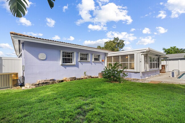 Building Photo - 1820 SW 22nd Ave
