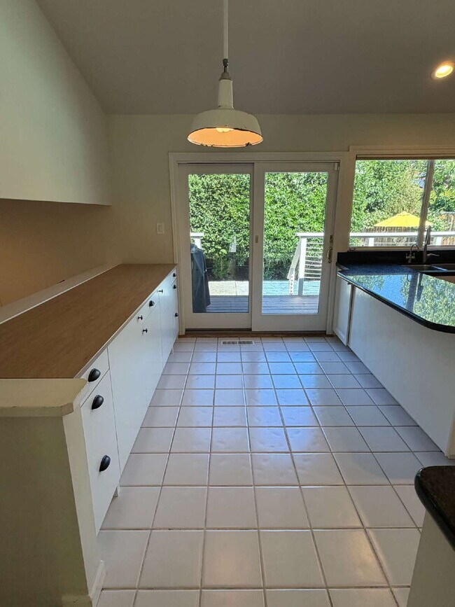 Building Photo - "Charming Walnut Creek Retreat: Spacious 4-Bedroom Home with Elegant Granite Kitchen, Cozy Firepl...