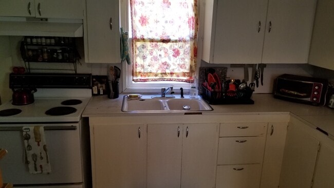 Building Photo - VIDEOTOUR: Want To Live Near Downtown Bend? Adorable Cottage Available Soon! PETS WELCOME