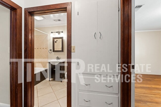 Building Photo - 705 Orange Grove Way