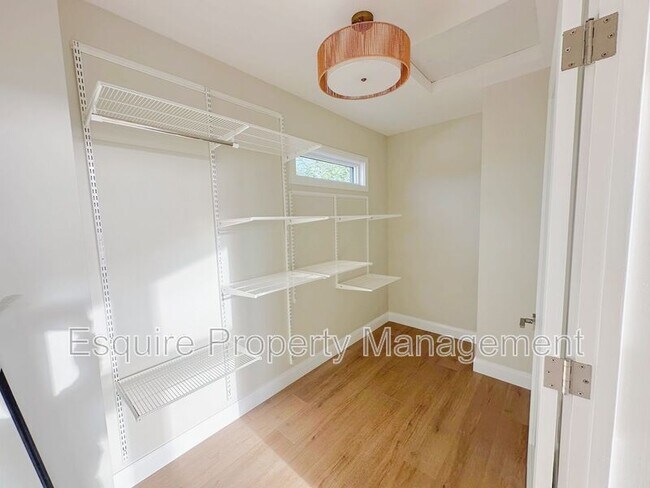 Building Photo - 1154 Essex Way