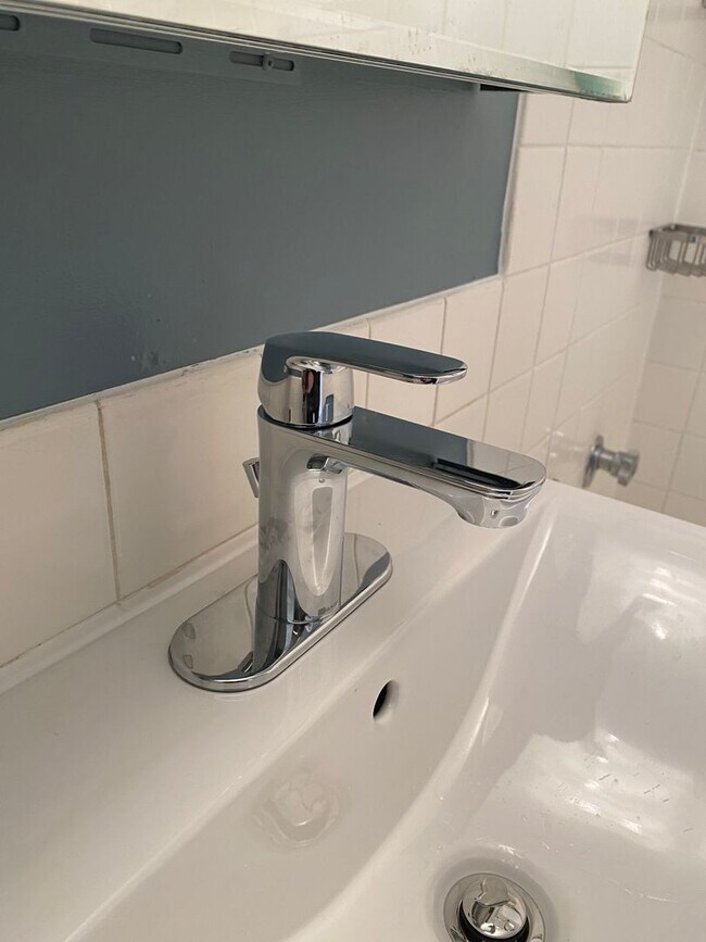 Building Photo - Large 744 sq.ft. 1 bedroom in historic Riverpark DC building