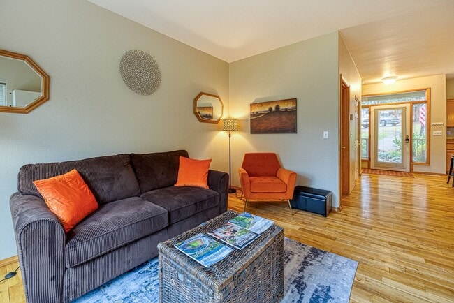 Building Photo - Fully Furnished Running Y Townhouse