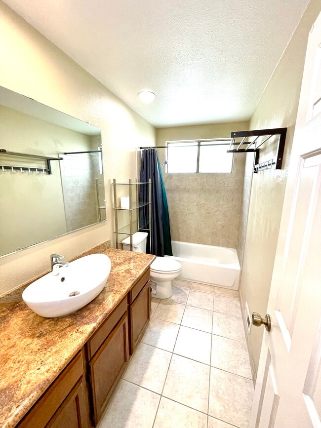 Building Photo - 3520 Pleasant Knl Dr