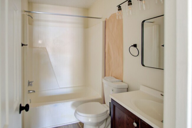 Building Photo - 2 Bedroom, 2 Bath Updated Condo, Newpointe...