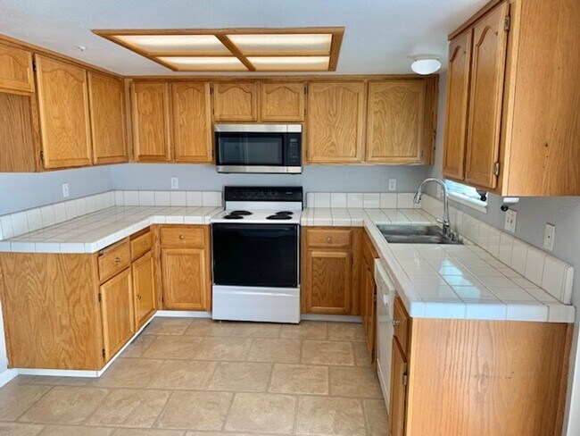 Building Photo - Tranquil 2 bed 2.5 bath Townhouse in Fairf...