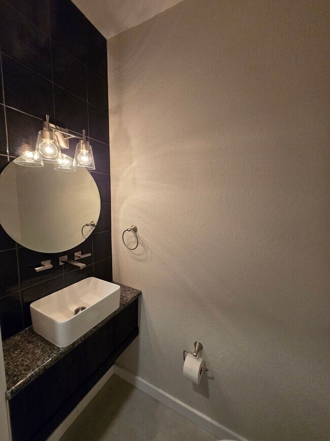 Building Photo - 1 Bed / 1.5 Bath – Magnolia Place