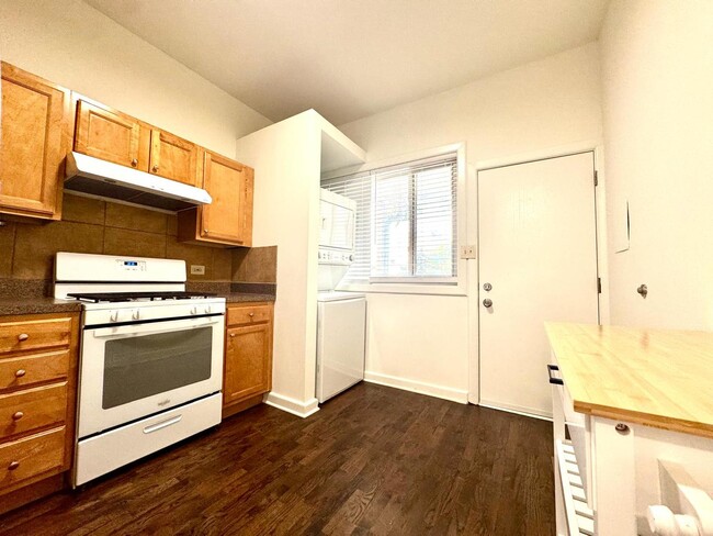 Building Photo - 1526 N Artesian Ave