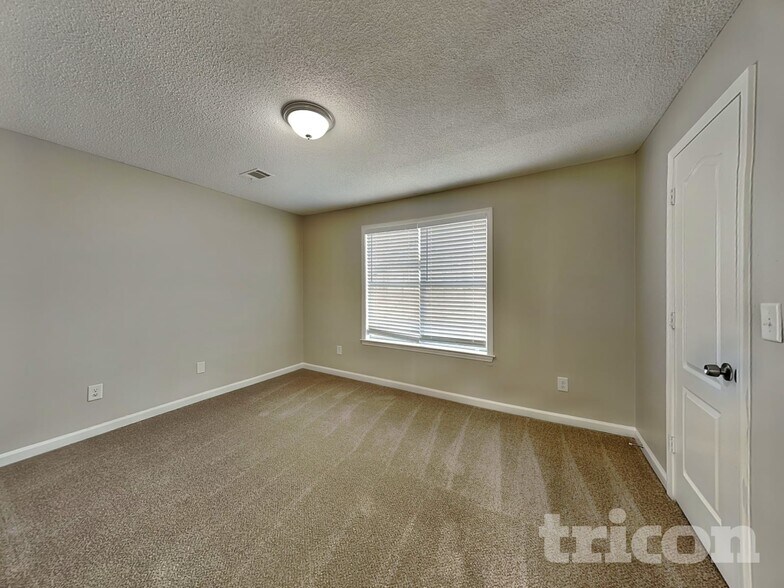 Building Photo - 1016 Forest Glen