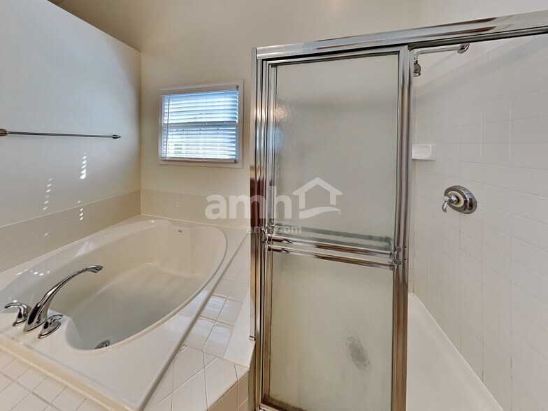 Building Photo - 1961 Creekview Dr