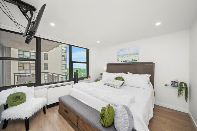 Building Photo - 3430 N Lake Shore Dr