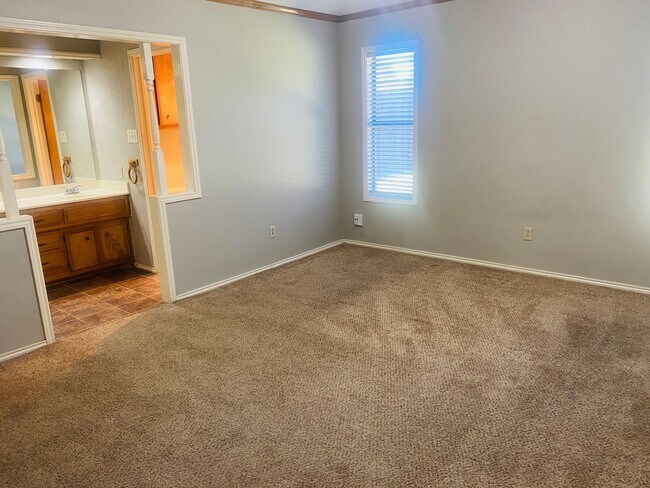 Building Photo - 3 bed 2 bath 2 car garage! Self Showing