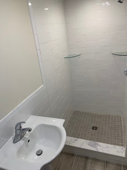 Building Photo - 71 Hale St