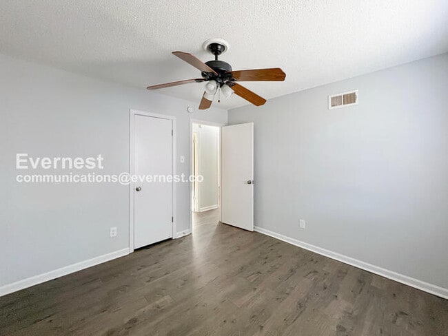 Building Photo - 8541 Bridgewood Dr