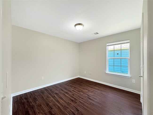 Building Photo - 7426 Blue Jay Dr