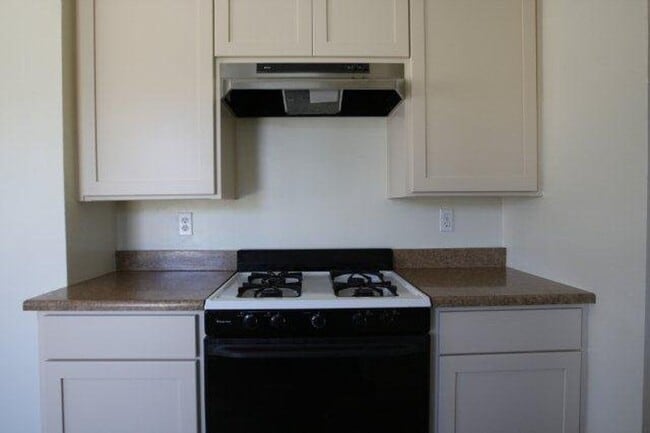 Building Photo - 4 Bedroom 2 Bathroom House in Quiet Neighborhood