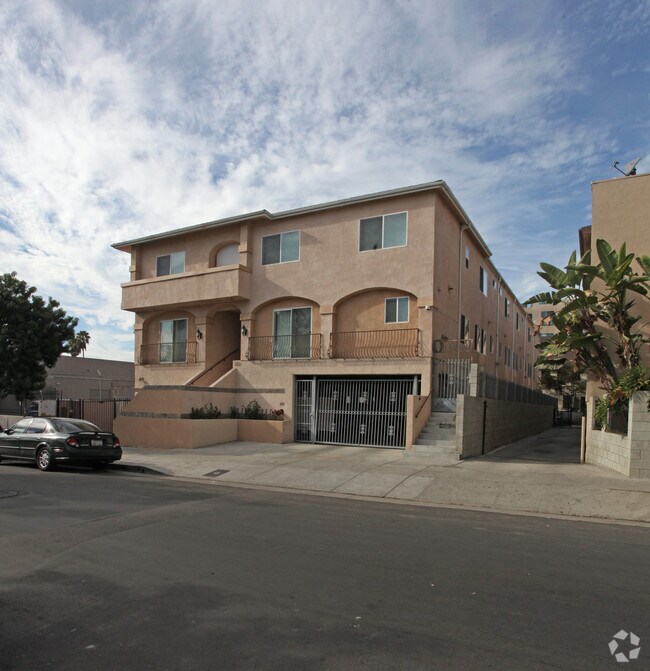 Building Photo - 1531 N Serrano Ave