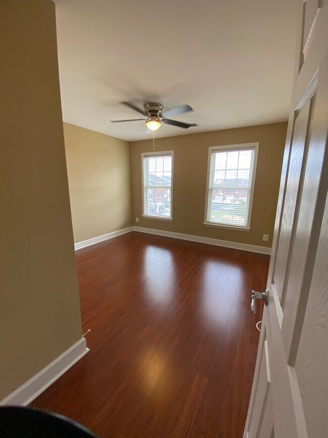 Building Photo - Bright and Spacious End Unit Townhouse in ...