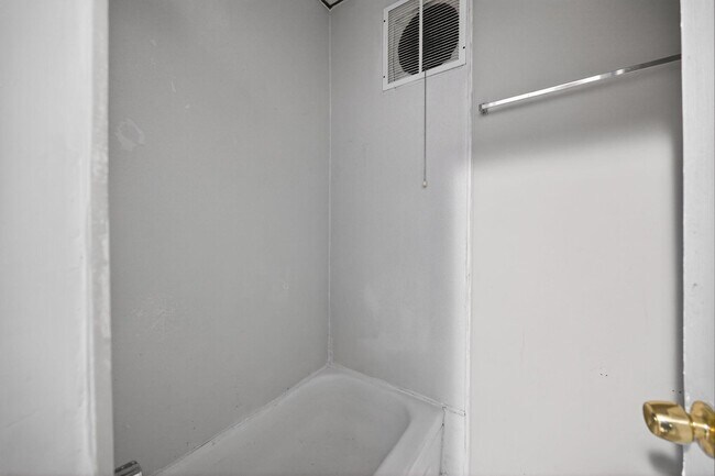 Building Photo - 827 N 10th St