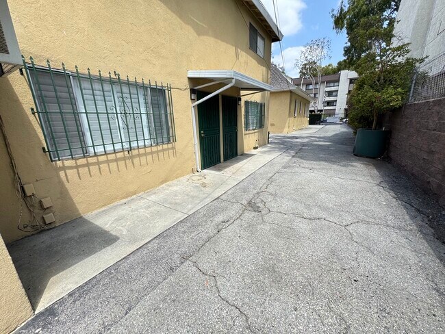 Building Photo - 1126 W 37th Pl