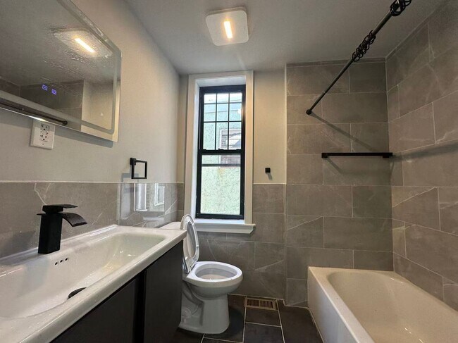 Building Photo - 3b1b house available in South Philly