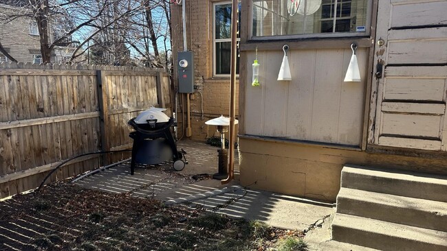 Building Photo - "Charming 2-Bed Townhouse in Denver's Hear...