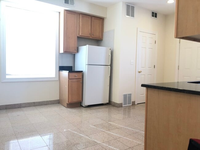 Building Photo - 4654 N Avers Ave