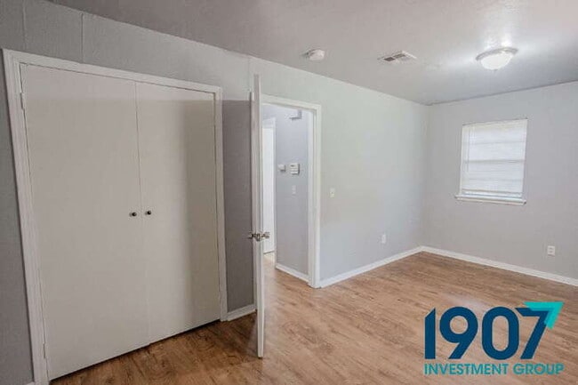Building Photo - Charming 3-Bedroom Home in Del City - Read...
