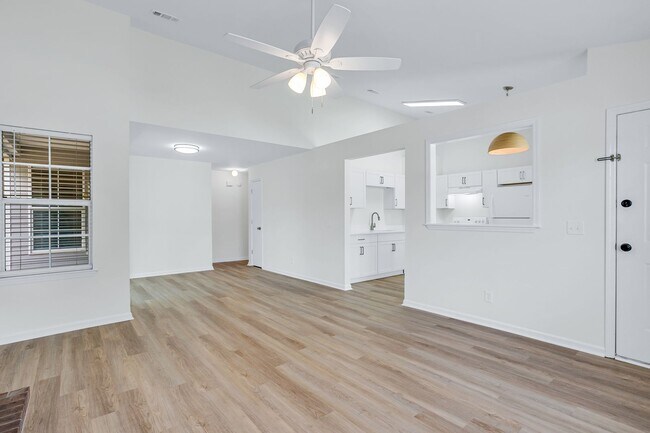 Building Photo - 3 Bedroom 2 Bathrooms in Sterling Creek - ...