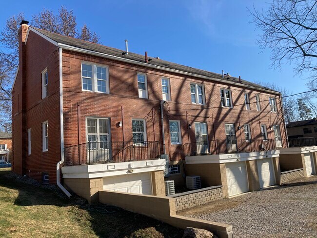 Building Photo - 5835 N High St
