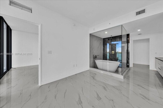 Building Photo - 700 NE 24th St