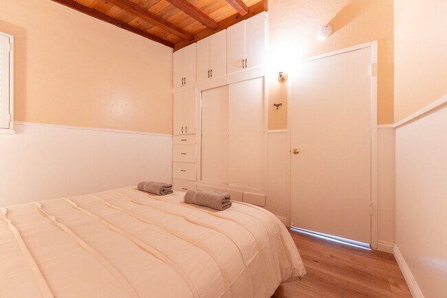 Building Photo - Peaceful Cottage Home w/ 3B2B