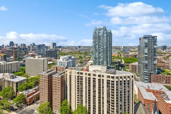 Building Photo - 1122 N Clark St