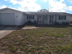 Building Photo - 2 Bed/2 Bath 1200 Sq. Ft. home with BONUS ROOM, indoor laundry & a fenced yard!!