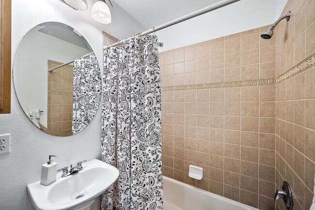 Building Photo - 1441 Central St