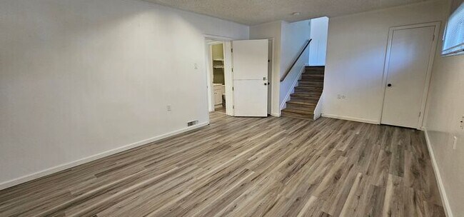 Building Photo - For Rent 3 bed 3 bath Plus 4th room or Off...