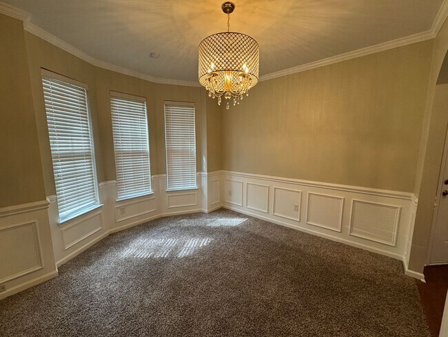 Building Photo - MOVE-IN READY! **Move-in Special** $250 of...