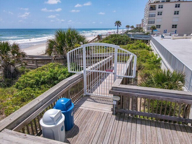 Building Photo - Fully Furnished Beautiful 2 Bedroom Seascape Towers Oceanfront Condo