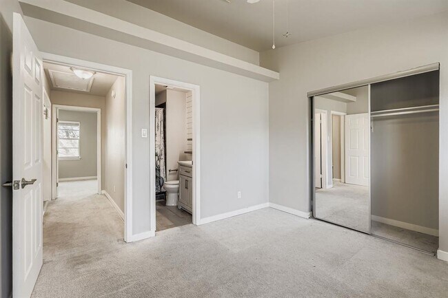 Building Photo - 1827 River Crossing Cir
