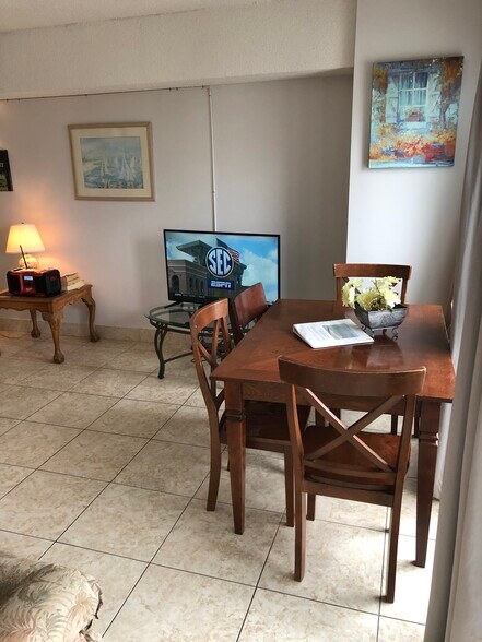 Oceanfront den - 1605 S Ocean Blvd