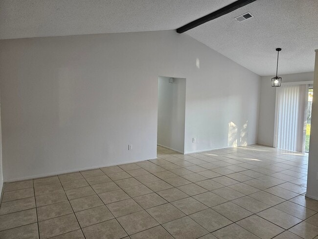 Building Photo - Freshly Renovated & Move-In Ready!! 3-bedroom, 2-bath home located in Lake Sparling Heights, Orla...