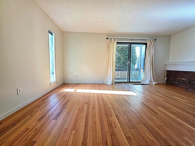 Building Photo - 563 Heritage Vlg